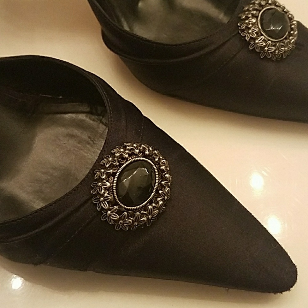 MANOLO BLAHNIK Black Satin pumps